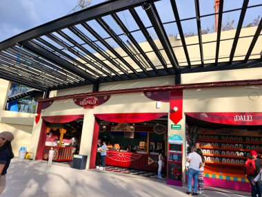 Mexico City, Mexico - 20 Mart 2024: Aztlan Şehir Parkı Chapultepec Ormanı 'nın İkinci Bölümü Mekanik ve beceri oyunlarıyla dolu bir lunapark