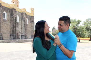 40 yaşındaki koyu tenli Latin bir çift dinlenme günlerinde sihirli bir kasabada yürürler, rahatça yürürler ve aşık olurlar.