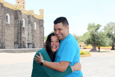 40 yaşındaki koyu tenli Latin bir çift dinlenme günlerinde sihirli bir kasabada yürürler, rahatça yürürler ve aşık olurlar.