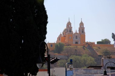 Cholula, Puebla, Meksika - 16 Aralık 2024: Büyük Tlachihualtepetl Piramidi dünyanın en büyüğü ve en üstte de 