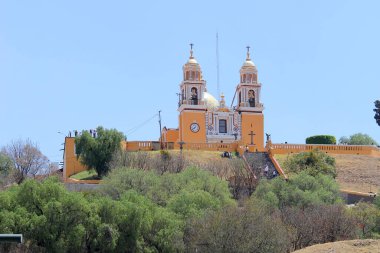 Cholula, Puebla, Meksika - 16 Aralık 2024: Büyük Tlachihualtepetl Piramidi dünyanın en büyüğü ve en üstte de 