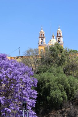 Cholula, Puebla, Meksika - 16 Aralık 2024: Büyük Tlachihualtepetl Piramidi dünyanın en büyüğü ve en üstte de 