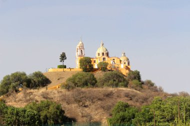 Cholula, Puebla, Meksika - 16 Aralık 2024: Büyük Tlachihualtepetl Piramidi dünyanın en büyüğü ve en üstte de 