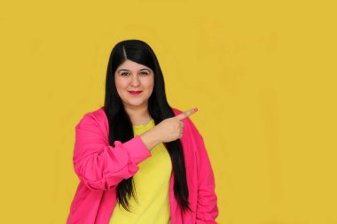 Heyecanlı ve mutlu 30 yaşındaki Latin kadın elleriyle promosyonlar ve indirimlerle gösteriler yapıyor.