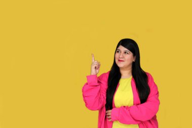 Heyecanlı ve mutlu 30 yaşındaki Latin kadın elleriyle promosyonlar ve indirimlerle gösteriler yapıyor.