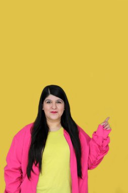 Heyecanlı ve mutlu 30 yaşındaki Latin kadın elleriyle promosyonlar ve indirimlerle gösteriler yapıyor.