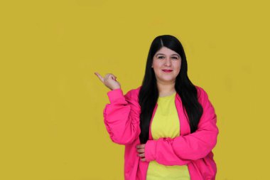 Heyecanlı ve mutlu 30 yaşındaki Latin kadın elleriyle promosyonlar ve indirimlerle gösteriler yapıyor.