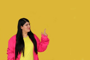 Heyecanlı ve mutlu 30 yaşındaki Latin kadın elleriyle promosyonlar ve indirimlerle gösteriler yapıyor.