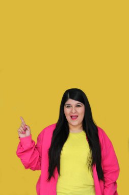 Heyecanlı ve mutlu 30 yaşındaki Latin kadın elleriyle promosyonlar ve indirimlerle gösteriler yapıyor.