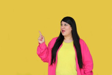 Heyecanlı ve mutlu 30 yaşındaki Latin kadın elleriyle promosyonlar ve indirimlerle gösteriler yapıyor.