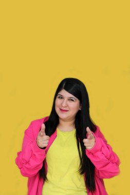 Heyecanlı ve mutlu 30 yaşındaki Latin kadın elleriyle promosyonlar ve indirimlerle gösteriler yapıyor.