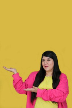 Heyecanlı ve mutlu 30 yaşındaki Latin kadın elleriyle promosyonlar ve indirimlerle gösteriler yapıyor.