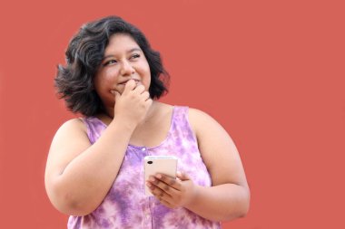 20 yaşındaki Latin esmer kadın cep telefonunu mesaj göndermek, arama yapmak, satın almak, çalışmak ve randevu almak için kullanıyor.