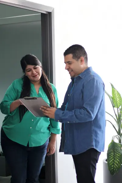 Koyu tenli Latin bir anket uzmanı ev ev dolaşıp ev sakinlerine sorular soruyor ve istatistik tutuyor.