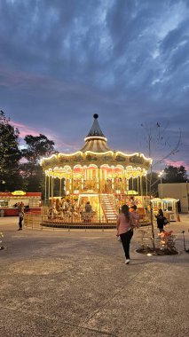 Mexico City, Mexico - 20 Aralık 2024: Chapultepec Ormanı 'ndaki Aztlan Şehir Parkı' nın hareket halindeki iki katlı atlıkarınca