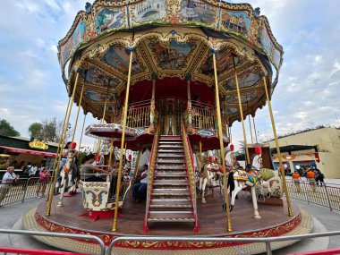 Mexico City, Mexico - 20 Aralık 2024: Chapultepec Ormanı 'ndaki Aztlan Şehir Parkı' nın hareket halindeki iki katlı atlıkarınca