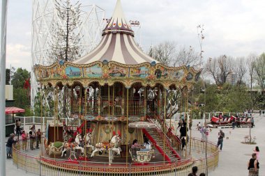 Mexico City, Mexico - 20 Aralık 2024: Chapultepec Ormanı 'ndaki Aztlan Şehir Parkı' nın hareket halindeki iki katlı atlıkarınca