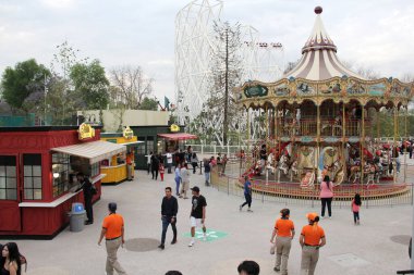 Mexico City, Mexico - 20 Aralık 2024: Chapultepec Ormanı 'ndaki Aztlan Şehir Parkı' nın hareket halindeki iki katlı atlıkarınca