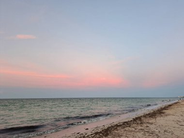Progreso, Yucatan Yarımadası 'nda ikonik kemerli rıhtımı ve ünlü sahil yolu olan bir Meksika liman kentidir.