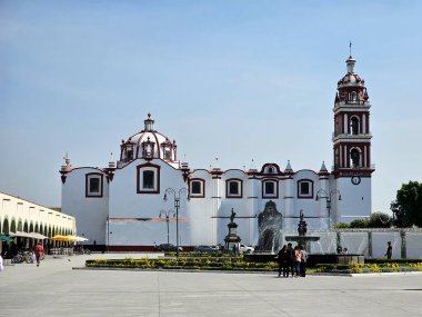 Cholula, Puebla, Meksika - 16. Mar 2024: Portal Guerrero, kafeleri ve restoranları olan sihirli şehrin merkezindeki en uzun geçitler.