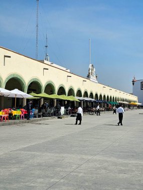 Cholula, Puebla, Meksika - 16. Mar 2024: Portal Guerrero, kafeleri ve restoranları olan sihirli şehrin merkezindeki en uzun geçitler.