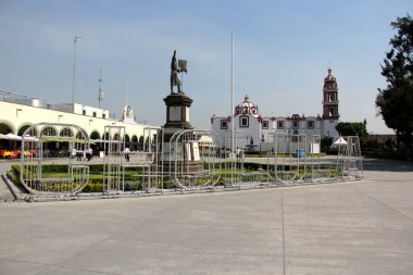 Cholula, Puebla, Meksika - 16. Mar 2024: Portal Guerrero, kafeleri ve restoranları olan sihirli şehrin merkezindeki en uzun geçitler.