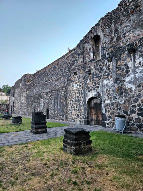 Mexico City, Mexico - 28 Şubat 2024: Iztapalapa 'daki Cerro de la Estrella' nın dibinde bulunan eski Culhuacan Manastır Müzesi İspanyol öncesi ve sömürge öncesi parçalar sergiliyor