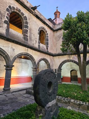 Mexico City, Mexico - 28 Şubat 2024: Iztapalapa 'daki Cerro de la Estrella' nın dibinde bulunan eski Culhuacan Manastır Müzesi İspanyol öncesi ve sömürge öncesi parçalar sergiliyor