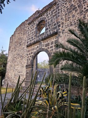 Mexico City, Mexico - 28 Şubat 2024: Iztapalapa 'daki Cerro de la Estrella' nın dibinde bulunan eski Culhuacan Manastır Müzesi İspanyol öncesi ve sömürge öncesi parçalar sergiliyor