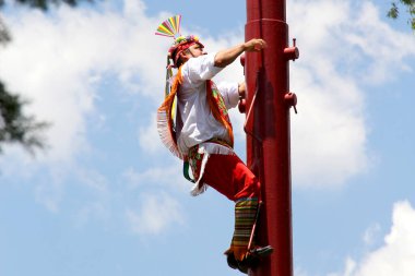 Mexico City, Meksika - 2 Ağustos 2023 Papantla Veracruz 'un el ilanları, Meksika' da gerçekleştirilen kültürel ve ruhsal gösterge