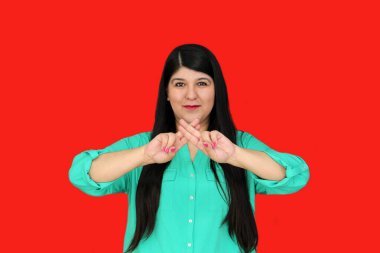 30 yaşında Latin bir kadın, Meksika işaret dilini kullanıyor. Meksika 'nın sağır toplumundan. Elleriyle dile getirilmiş bir dizi işaret.