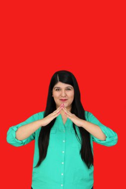 30 yaşında Latin bir kadın, Meksika işaret dilini kullanıyor. Meksika 'nın sağır toplumundan. Elleriyle dile getirilmiş bir dizi işaret.