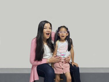 Boşanmış bekar anne ve 5 yaşındaki esmer Latin kızı kaliteli zaman geçiriyorlar, mutlu, heyecanlı ve şaşırmış.