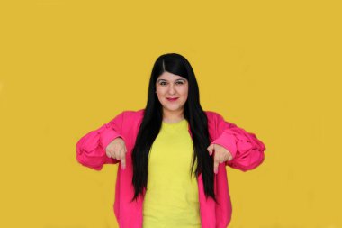 Latin 30 yaşındaki kadın terfi ve indirim için fotokopi alanını işaret ediyor.