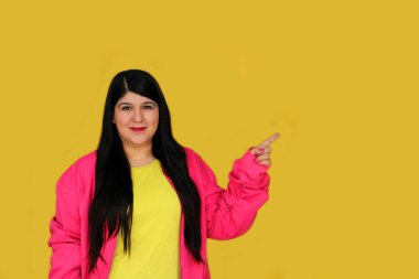 Latin 30 yaşındaki kadın terfi ve indirim için fotokopi alanını işaret ediyor.