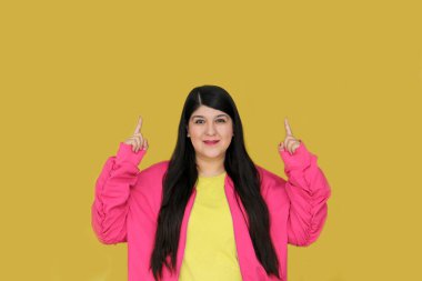 Latin 30 yaşındaki kadın terfi ve indirim için fotokopi alanını işaret ediyor.