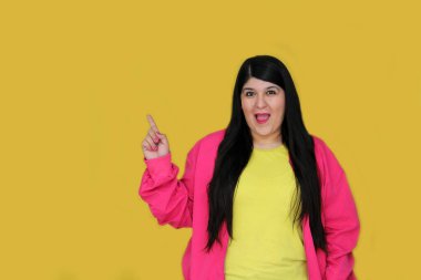 Latin 30 yaşındaki kadın terfi ve indirim için fotokopi alanını işaret ediyor.