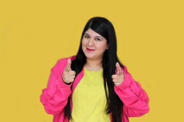 Latin 30 yaşındaki kadın terfi ve indirim için fotokopi alanını işaret ediyor.