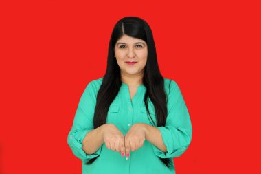 30 yaşındaki Latin kadın, Meksika İşaret Dili kullanarak işitme engelli insanlarla iletişim kuruyor.