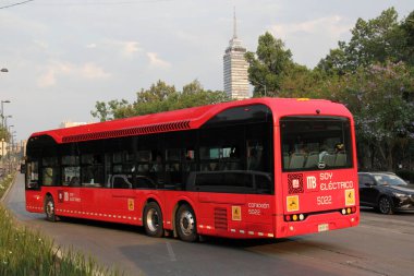 Mexico City, Mexico - 24 Nisan 2024 Metrobus, kirletilmeyen ve özel bir şeridi olan elektrikli hızlı ulaşım otobus sistemidir.