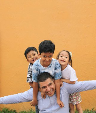 Boşanmış bekar baba, koyu tenli üç Latin çocuğuyla iyi vakit geçirip Babalar Günü 'nü kutluyor.