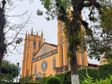 San Juan Bautista 'nın kilisesi meydanın bahçesinin önünde Xicotepec Puebla Mexico' nun merkezinde.