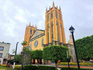 San Juan Bautista 'nın kilisesi meydanın bahçesinin önünde Xicotepec Puebla Mexico' nun merkezinde.