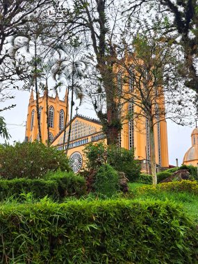 San Juan Bautista 'nın kilisesi meydanın bahçesinin önünde Xicotepec Puebla Mexico' nun merkezinde.