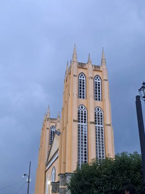 San Juan Bautista 'nın kilisesi meydanın bahçesinin önünde Xicotepec Puebla Mexico' nun merkezinde.