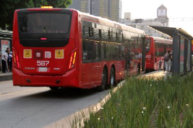 Mexico City, Mexico - 24 Nisan 2024 Metrobus, kirletilmeyen ve özel bir şeridi olan elektrikli hızlı ulaşım otobus sistemidir.