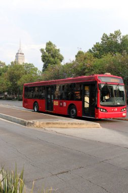 Mexico City, Mexico - 24 Nisan 2024 Metrobus, kirletilmeyen ve özel bir şeridi olan elektrikli hızlı ulaşım otobus sistemidir.