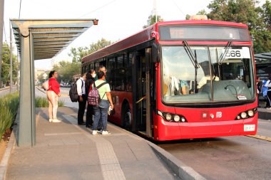Mexico City, Mexico - 24 Nisan 2024 Metrobus, kirletilmeyen ve özel bir şeridi olan elektrikli hızlı ulaşım otobus sistemidir.