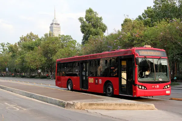 Mexico City, Mexico - 24 Nisan 2024 Metrobus, kirletilmeyen ve özel bir şeridi olan elektrikli hızlı ulaşım otobus sistemidir.