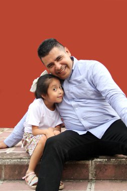 Boşanmış bekar baba ve esmer Latin kızı sevgilerini gösterip babalar gününü birlikte kutluyorlar.